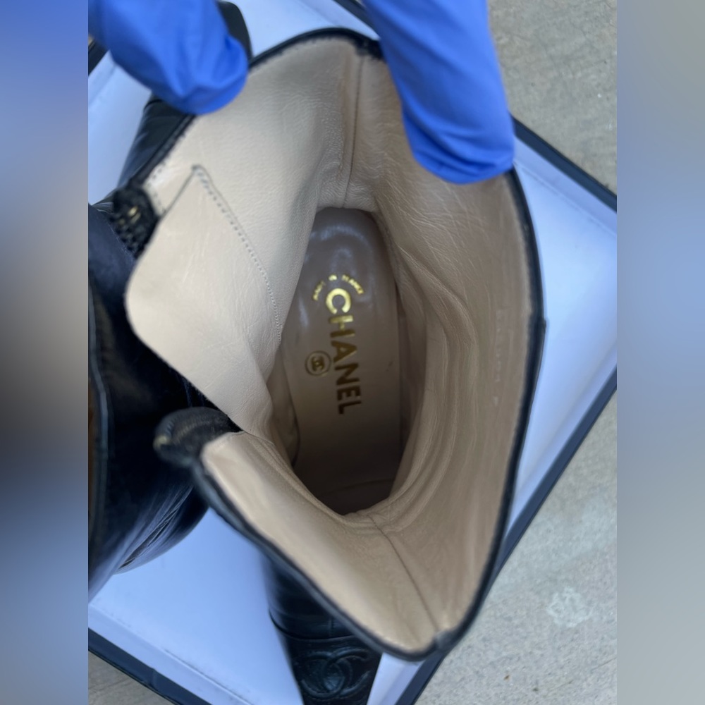 Authentic Vintage Chanel black leather boots with CC logo - Picture 9 of 15